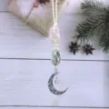 Handgemaakte kristallen steen macrame hangende hanger met maan en sterren decoratie. - Gebroken wit koord + rozenkwarts + groene aventurijn