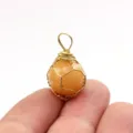 Handgefertigter drahtgewickelter naturkristall runder stein anhänger detail makroansicht - Einzelner Anhänger (12mm Packung) / Gold & Topas