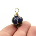 Nahaufnahme eines handgefertigten Drahtwickel-Lapis-Lazuli-Edelstein-Anhängers. - Einzelner Anhänger (12mm Packung) / Gold Lapislazuli