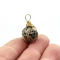 Handgemachter drahtgewickelter naturstein runder anhänger detail nahaufnahme präsentation - Einzelner Anhänger (12mm Packung) / Goldene Punkte
