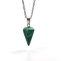 Grüner Malachit Edelstein Kegel Pendel Anhänger Nahaufnahme, elegantes Kristall Schmuck Detail. - Hexagonaler Kegelanhänger / Malachit