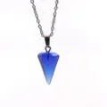 Blauer Kristall Kegel Anhänger Halskette Detailaufnahme, elegantes Schmuckstück mit Kette. - Hexagonaler Kegelanhänger / Transparentes Blau