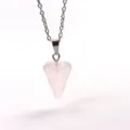 Nahaufnahme des Rosenquarz Sechseck Kegel Kristall Anhängers mit silberner Kette. - Hexagonaler Kegelanhänger / Rosa Jade