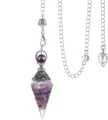 Detaillierte Nahaufnahme des Kristallpendel-Anhängers mit Amethystsplittern und Silberkette. - Blütenkelch-Kette / Amethyst