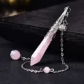 Detailansicht des natürlichen Rosenquarz Hexagon Pendel Anhängers mit Silberelementen. - Anhänger Ohne Kette Mit Kette / Antik Silber Rosenquarz
