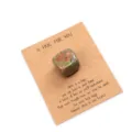 Detalle de piedra de cristal pulida natural ficha de abrazo de bolsillo en tarjeta - Unakita