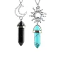 Vue rapprochée détaillée des magnifiques colliers couple en cristal hexagonal. - Lot de 2 / Turquoise noire et turquoise bleue