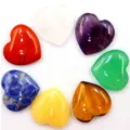 Primer plano de corazones de cristal de colores pulidos dispuestos en círculo sobre fondo blanco. - Juego Estilo Topacio / 7 Piezas/Paquete (20*20*6mm)