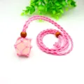 Vista detallada de una piedra de cristal rosa en una cuerda de collar de red tejida a mano. - Bolsa de Malla + Piedra / Rosa