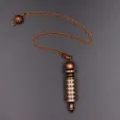 Nahaufnahme des kupferfarbenen Metall-Pendels mit Spiral-Kegelanhänger und Kette. - Abnehmbarer Zylindrisch / Bronze