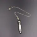 Nahaufnahme Detailansicht des silbernen Metall Pendel Anhängers mit Kette und Karabinerverschluss. - Abnehmbarer Zylindrisch / Silber