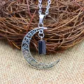 Primer plano de collar colgante de media luna de plata vintage con piedra de cristal negro. - Collares de turmalina negra