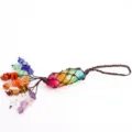 Details des 7-Chakra-Kristall-Hängeornaments mit Regenbogensäule und bunten Quastenanhängern. - Gewebter Bunter Stil