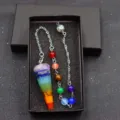 Vista detallada del péndulo de cristal 7 chakras con cono multicolor y cadena metálica. - Cadena de Cuentas Cono Hexagonal con Caja
