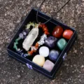 Natürliches Kristall Edelstein Set mit Anhänger und Trommelsteinen in Geschenkbox - Sieben-Chakra-Steine & Hexagonale Säule Anhänger & Armband
