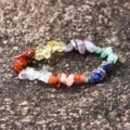 Detaillierte Nahaufnahme des bunten Edelstein Chip Armbands, handgemachter Heilkristall Schmuck. - Armband