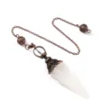Primer plano detallado de un péndulo de cristal de bronce vintage con piedra cuarzo. - Cadena de Bolas Huecas Doble (Colgante de Péndulo) / Clear Quartz (Antique Bronze)
