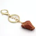 Llavero de piedra de cristal rojo bruto hecho a mano con alambre dorado y mosquetón. - Piedra roja envuelta en alambre dorado