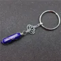 Handgemaakte natuurlijke kristallen zeshoekige pilaar sleutelhanger met lotus bedel en draad. - Lotus lapis lazuli
