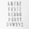 Nahaufnahme silberne Metall Buchstaben Anhänger Ansicht für DIY Schmuck Zubehör Details. - Buchstabe A / Mehrfarbig