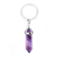 Detailaufnahme des natürlichen Amethyst-Kristall-Sechskantpfeilers mit silbernem Ring. - Buchstabe A / Amethyst