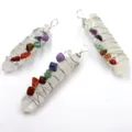 Vue détaillée de pendentifs en pilier hexagonal en cristal naturel avec pierres chakra. - 1pc Pendentif Enveloppé de Fil / 1 Pièce