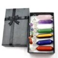 Gros plan du set de pierres de cristal naturelles, colonnes hexagonales et pendentif boîte cadeau. - Ensemble de Cristaux Multicolores / Boîte cadeau