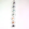 Ruw kristal edelsteen wandhang decor met zeven chakra stenen in metalen ringen. - Irreguliere ruwe stenen