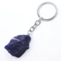 Unbehandelter blauer Rohkristall Stein Schlüsselanhänger Metall Ring Tasche Detail Ansicht. - Lapislazuli