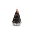 Vista detallada de la pirámide de resina de cristal con piedras negras y espiral de cobre. - Ágata negra / Adorno de pirámide hexagonal