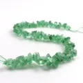 Nahaufnahme von gruenen unregelmaessigen Kristallperlen Straenge fuer DIY Schmuck Detail. - Amazonit