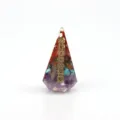 Vista detallada de un adorno de pirámide de resina de cristal de siete chakras, piedra. - Símbolos de 7 chakras grabados / Adorno de pirámide hexagonal