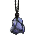 Nahaufnahme des blauen Rohen Kristall-Anhängers im schwarzen gewebten Netz-Halsband. - Roher Lapis Lazuli / Schwarzer Netzbeutel mit schwarzen Perlen