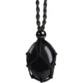 Detailansicht der schwarzen Naturkristall Edelstein Netzbeutel Anhänger Halskette, Handarbeit. - Getrommelter schwarzer Onyx / Schwarzer Netzbeutel mit schwarzen Perlen