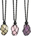 Detailansicht handgefertigter Kristall-Anhänger mit Edelsteinen in schwarzem Netzgewebe. - Rohsteine: Topas, Rosenquarz & Amethyst / Schwarzer Netzbeutel mit schwarzen Perlen