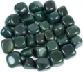 Primo piano di pietre burattate in avventurina verde lucida, ideali per acquari e vasi. - Aventurina verde / Confezione da 100g