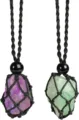 Detailansicht von natürlichen unregelmässigen Kristall-Stein-Halsketten mit handgeknüpften Netzen. - Rohstein-Amethyst & Rohstein-Grüner-Aventurin / Schwarzer Netzbeutel mit schwarzen Perlen
