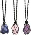 Handgemachte natürliche Naturkristall Roher Stein Halskette mit geflochtenem Netz. - Rohsteine: Lapislazuli, Rosenquarz & Amethyst / Schwarzer Netzbeutel mit schwarzen Perlen