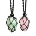 Nahaufnahme Detail von unregelmäßigem rohem Kristallstein Anhänger mit handgeflochtener Kette. - Roher Aventurin und roher Rosenquarz / Schwarzer Netzbeutel mit schwarzen Perlen