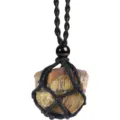 Naturstein Kristall Tigerauge Anhänger Halskette mit handgeknüpftem schwarzem Netzbeutel Schmuck. - Rohes Tigerauge / Schwarzer Netzbeutel mit schwarzen Perlen