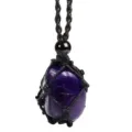 Natürlicher Amethyst Kristall Anhänger Halskette mit handgemachtem schwarzem Netz und Kordel. - Getrommelter Amethyst / Schwarzer Netzbeutel mit schwarzen Perlen