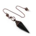 Detalle de primer plano de un péndulo de cristal negro con cadena y cuentas de bronce vintage. - Cadena de Bolas Huecas Doble (Colgante de Péndulo) / Obsidian (Antique Bronze)