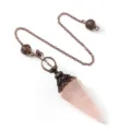 Colgante de péndulo de cristal de cuarzo rosa con cadena de bronce vista detallada - Cadena de Bolas Huecas Doble (Colgante de Péndulo) / Cuarzo Rosa (Bronce Antiguo)