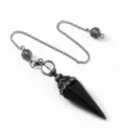Vista detallada en primer plano del péndulo de cristal negro con conector de metal retro. - Cadena de Bolas Huecas Doble (Colgante de Péndulo) / Obsidiana (Plata Antigua)