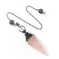 Primer plano del colgante de péndulo de cuarzo rosa natural con cadena de plata antigua. - Cadena de Bolas Huecas Doble (Colgante de Péndulo) / Cuarzo Rosa (Plata Antiguo)
