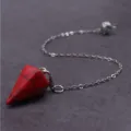 Roter Kristall hexagonaler Pendel Halskette Detailaufnahme mit Stein Textur und Metallkette. - Hexagonaler Kegelanhänger / Roter Türkis (Synthetisch)