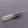 Gedetailleerd aanzicht van zeshoekige kristallen punt hanger voor yogapendel en ketting sieraden. - Hanger Zonder Ketting / Zilver Opaliet