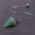 Natürlicher grüner Kristall Kegel Pendel Halskette mit Metallkette für Meditation und Schmuck. - Hexagonaler Kegelanhänger / Hellgrün
