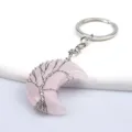 Primer plano detallado del llavero del árbol de la vida de cuarzo rosa con alambre de plata. - Cuarzo rosa