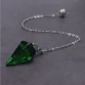 Grüner Kristall sechseckige Säule Pendel Anhänger Detailansicht mit feiner Metallkette. - Hexagonaler Kegelanhänger / Transparentes Grün